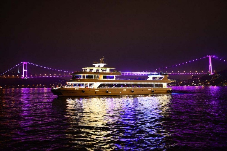 سفينة شام زمان على مضيق البوسفور في اسطنبول
