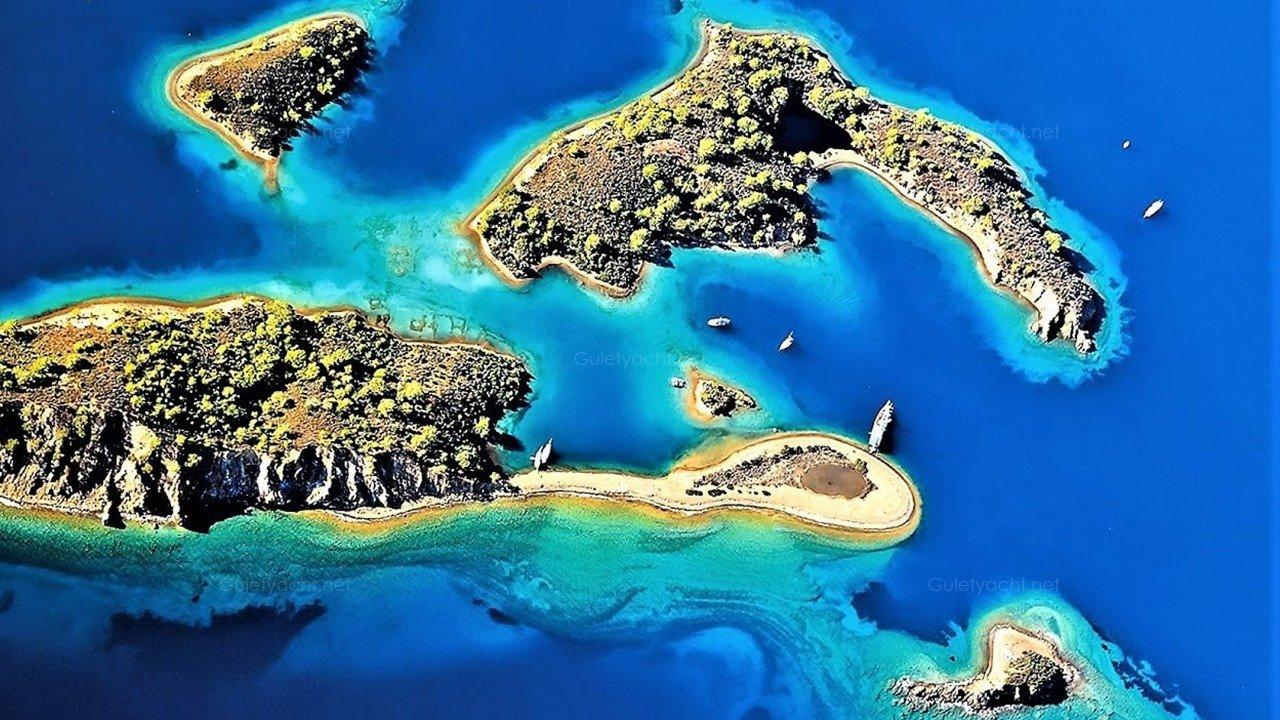 جزيرة كيلوباترا عن مدينة مرمريس بحوالى 10 كيلو حيث كانت تسمى فى القدم جزيرة سدير وتتميز بالطبيعة الساحرة رومال البحر الناعمة البيضاء